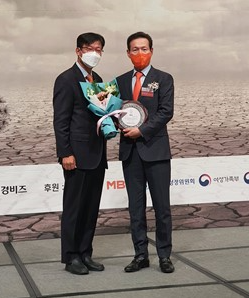 이영상 데이터스트림즈 대표(오른쪽)가 한국경제를 빛낸 인물&경영’ 시상식에서 글로벌 경영부문상 수상 후 매경비즈 장종회 대표와 기념사진을 찍고 있다.