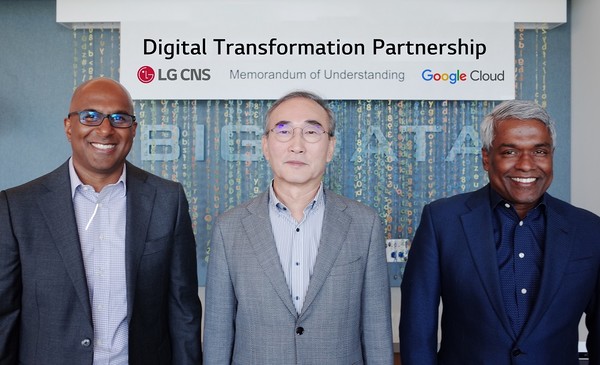 LG CNS 김영섭 대표이사 사장(가운데)과 구글 클라우드 토마스 쿠리안(Thomas Kurian) CEO(오른쪽), 구글 클라우드 우메시 베무리(Umesh Vemuri) 부사장(왼쪽)