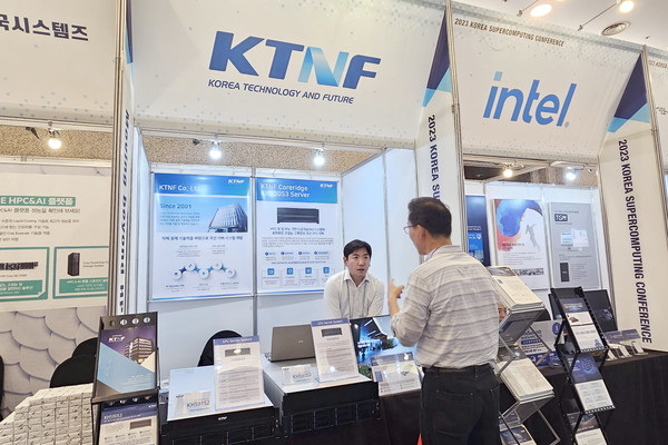 KTNF 담당자가 관람객에게 GPU 서버 ‘KH590S3’와 ‘KH591S2’ 제품을 소개하고 있다.