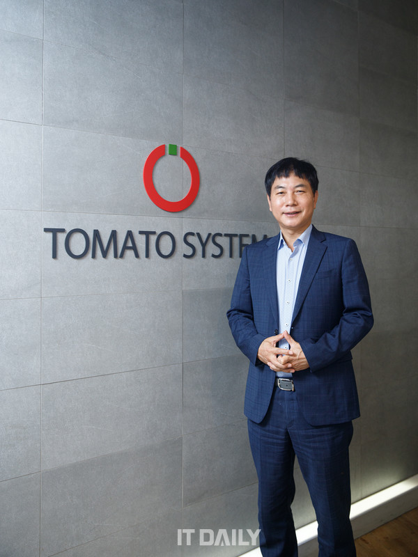 “직원들이 만족해야만 고객도 만족시킬 수 있다” 토마토시스템의 창립 목표는 ‘직원들의 만족과 개발자들이 나이가 들어도 개발할 수 있는 회사’라고 한다. 그래야만 고객도 만족시킬 수 있고, 비즈니스도 창출할 수 있다는 게 이상돈 대표의 기본 철학이다. 그래서인지 토마토시스템은 장기근속자들이 전체 직원(210명)의 40% 이상일 만큼 많다.