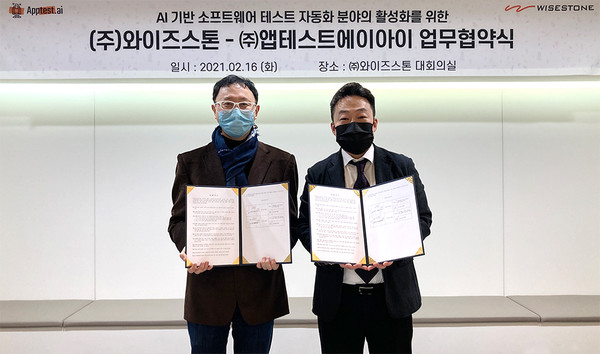 MOU체결 후 황재준 앱테스트에이아이 대표(왼쪽)와 이영석 와이즈스톤 대표가 기념사진을 촬영하고 있다.