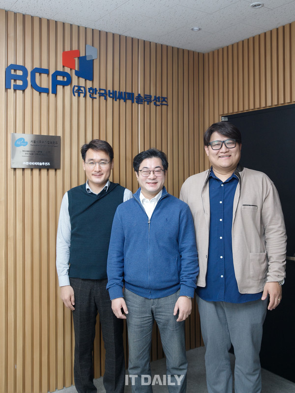 “규모는 작지만 강한 기업”          한국비씨피솔루션즈는 비록 규모는 작지만 강한 기업으로 평가된다. 그 이유는 기업의 존재가치에 대해 구성원들이 공감을 하고 있기 때문이라고 한다. 특히 최민규 대표(가운데)를 중심으로 한상기(오른쪽) 기술총괄, 김광수 사업총괄 부사장 등은 똘똘 뭉쳤다고 한다.