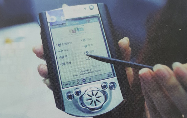 PDA로 무선인터넷망을 통해 인터넷에 접속하는 모습 (출처: 컴퓨터월드 2001년 5월호)