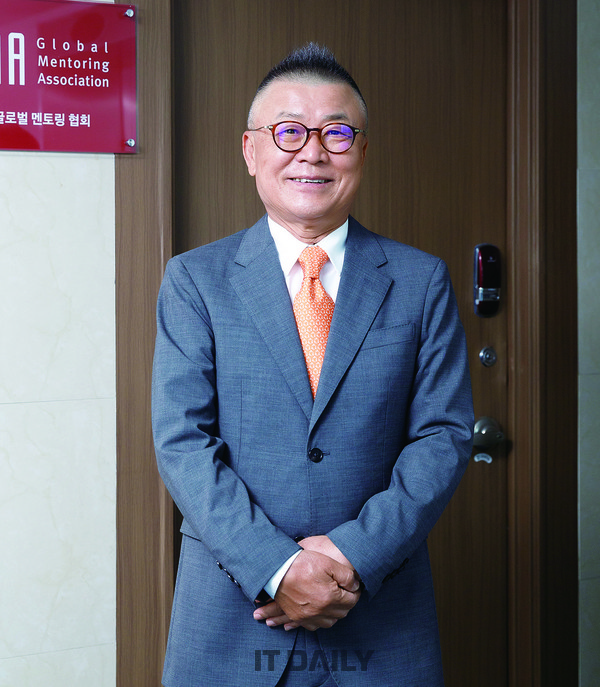 “이 세상은 지름길이 없다”     한국인들의 가장 큰 약점은 ‘얼렁뚱땅’이라고 김 회장은 지적했다. 그러나 그것은 고치는 시간이 더 많이 걸리고 그만큼 손해라는 것이다. 다시 말해 이 세상은 지름길이 없고, 모든 일에는 그만한 노력이 있어야만 성공할 수 있다는 게 김 회장의 경험 지론이다.