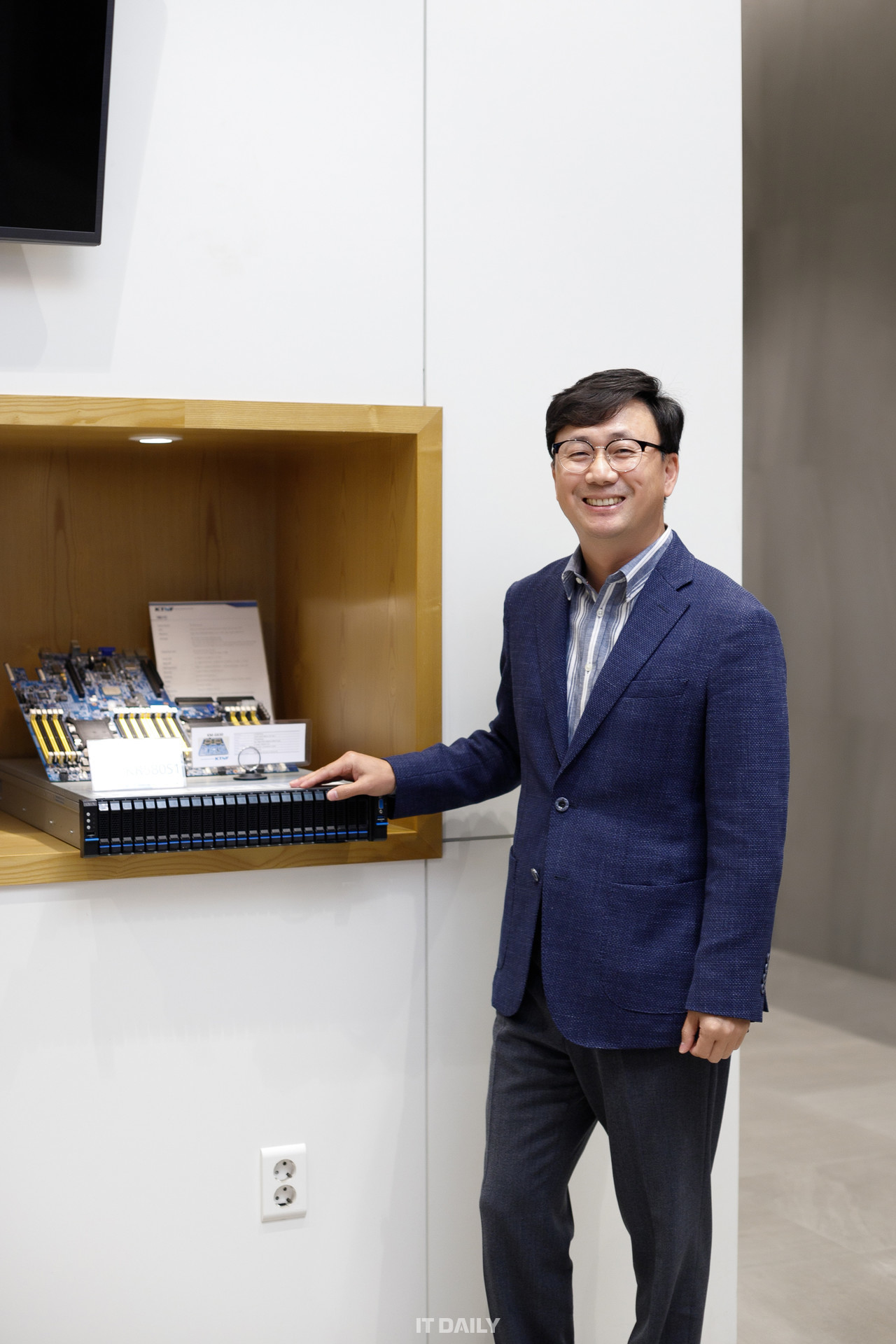 이중연 KTNF 대표는 “하드웨어는 사람으로 치면 ‘몸통’이다. 대한민국 IT 발전을 위해서는 건강하고 튼튼한 몸통이 필요하다. KTNF가 몸통 역할을 하는 하드웨어를 잘 만들어가야 한다는 사명감을 갖고 사업을 하고 있다”고 말했다.