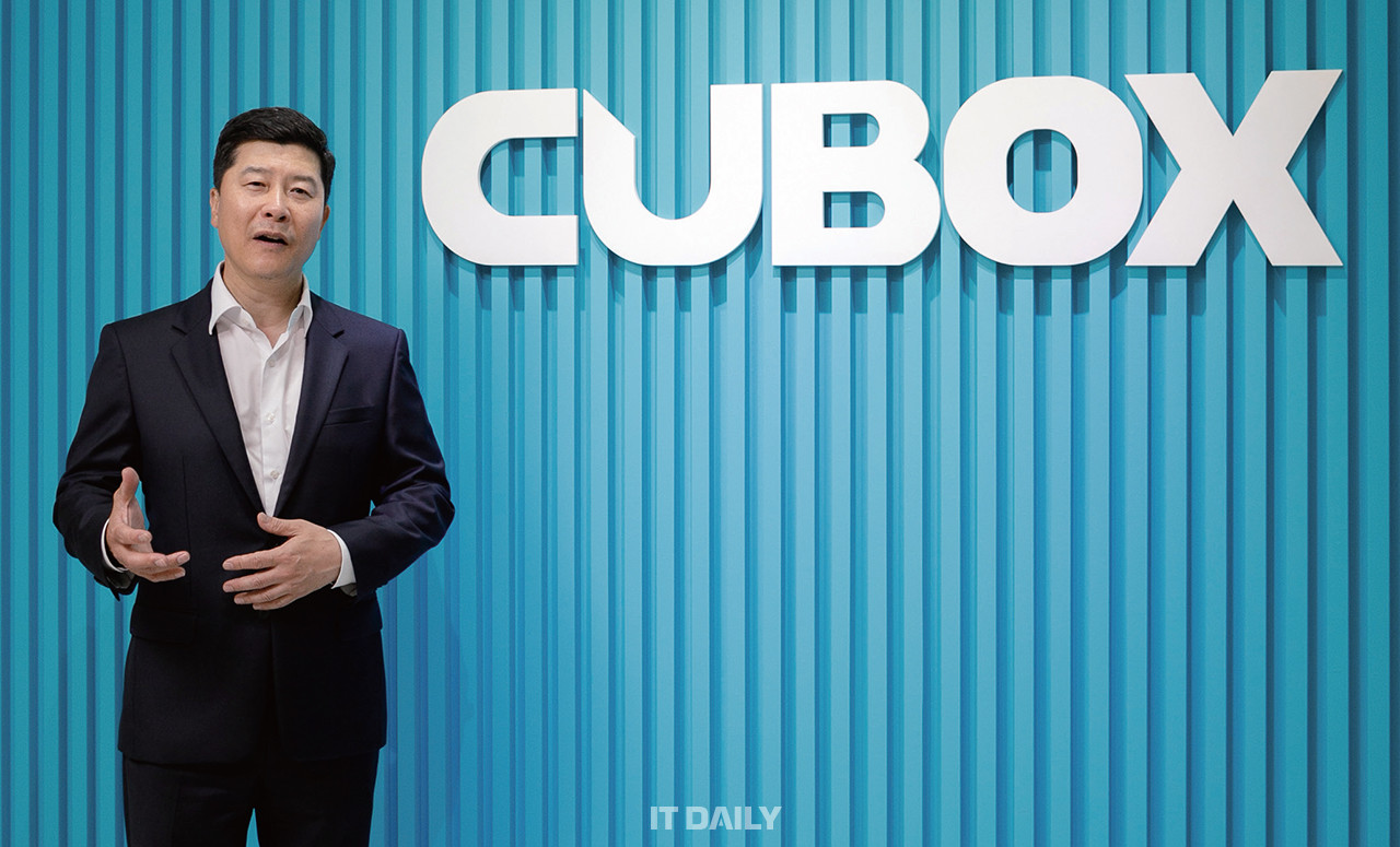 “‘돈’보다는 많은 사람들이 사용하는 기술과 솔루션을 개발하고 싶었다.”     남운성 대표는 벤처기업을 두 번이나 설립해 성공과 실패를 경험했다. 그런데도 그는 돈보다는 많은 사람들이 필요로 하고, 많이 사용되는 기술과 솔루션을 개발하는 데 집중해 왔다고 한다. 그가 다시 일어설 수 있었던 힘의 원천이 바로 여기에 있었다.