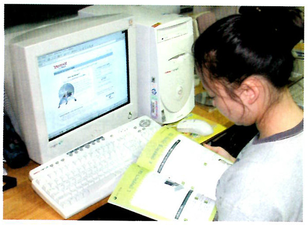 정부의 인터넷PC 사업은 PC의 보급에 큰 공헌을 했다. 사진은 인터넷PC 설명서를 보는 사용자.