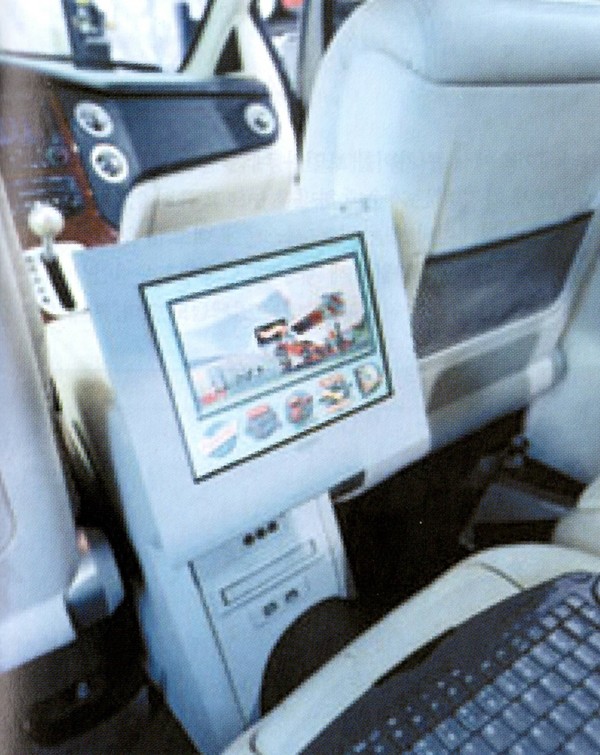  다임러크라이슬러의 닷지 맥스캡 뒷좌석에는 영화를 보거나 게임을 즐길 수 있는 비디오 스테이션이 장착돼 있었다.(출처: 컴퓨터월드 2001년 9월호)