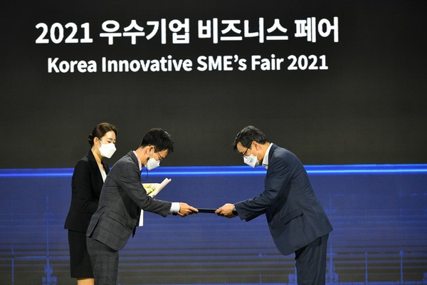 서현원 한드림넷 대표(오른쪽)가 과기정통부 장관상을 수상했다.