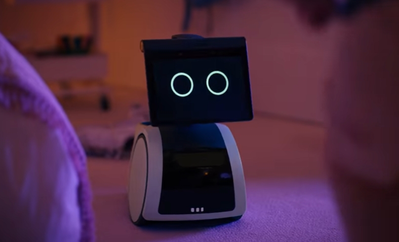 아마존이 가사 도우미 역할을 하는 가정용 로봇 '아스트로'를 발표했다.  사진=아마존 유튜브 채널 캡처