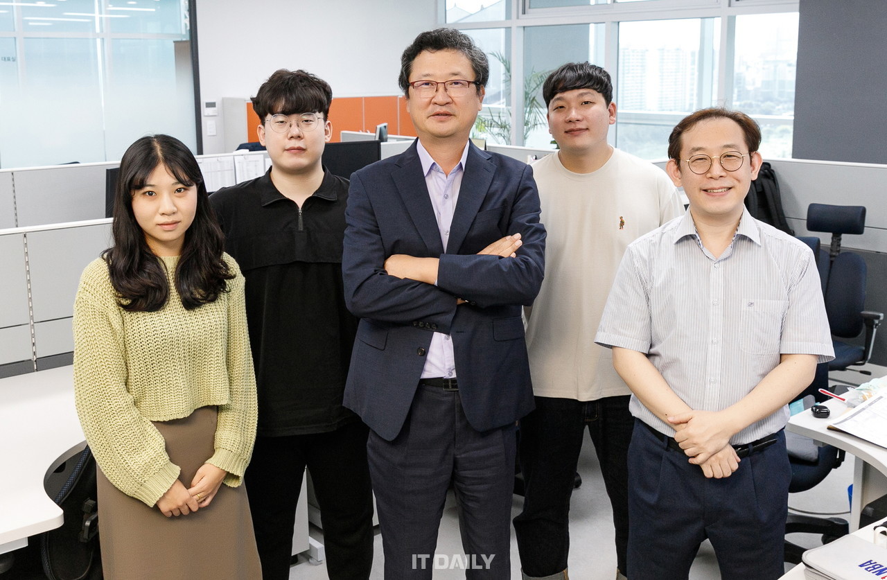 김영태 연구소장과 직원들이 함께 했다. 왼쪽부터 이희연 사원, 전지훈 대리, 김영태 부사장, 장인제 대리, 박영준 차장