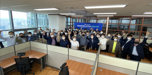 굿모닝아이텍 임직원들이 경기지사 개소식 이후 단체 기념사진을 촬영하고 있다.