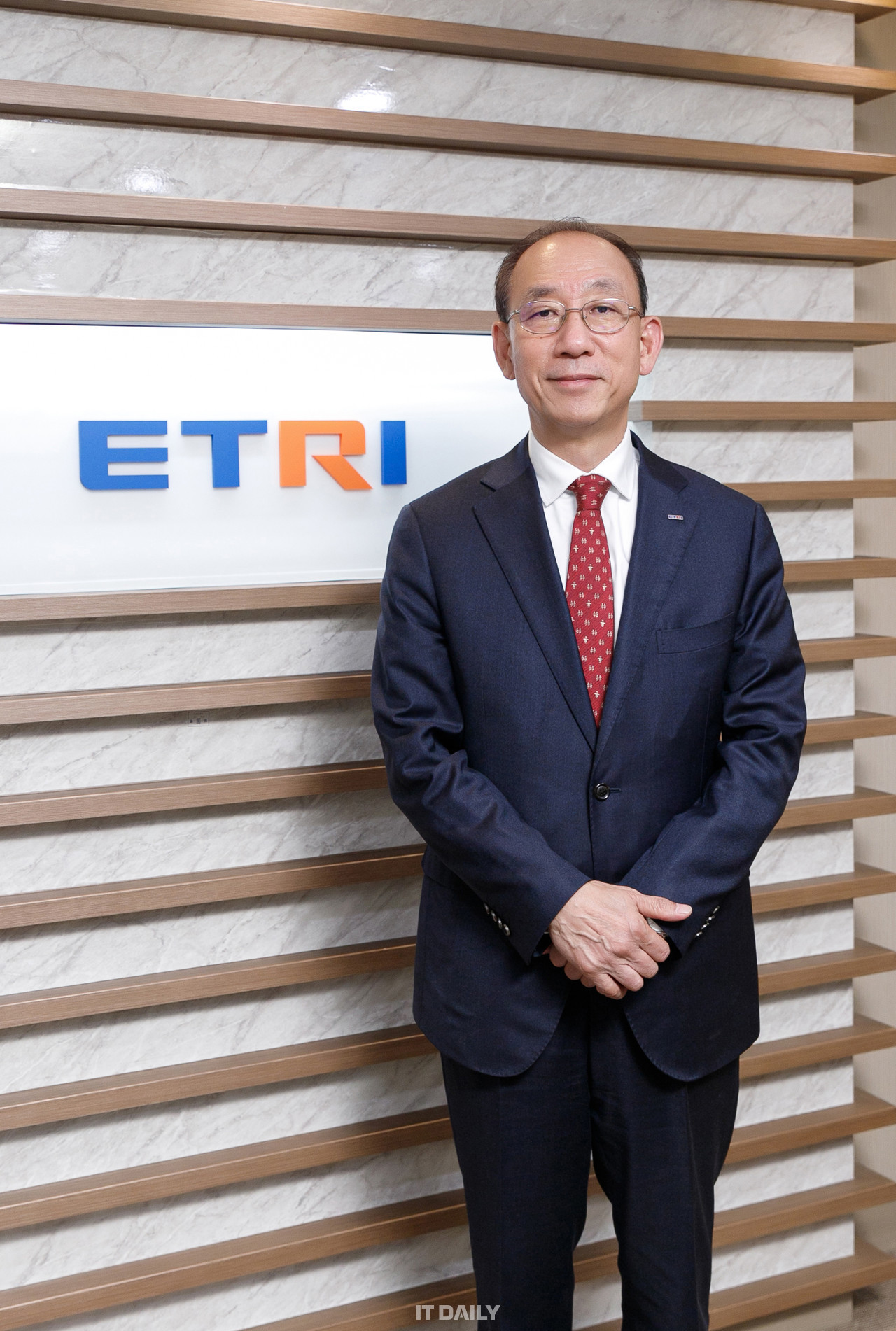 “소통과 협력의 조직문화를 선도하는 ETRI가 되길 바란다”      김명준 원장은 ETRI의 미래 모습과 관련, 소통과 협력이 있는 조직문화를 지닌 기관으로서 신선한 아이디어와 열정이 가득한 젊은이들이 오고 싶어 하는 기관이 되는 게 마지막 바람이라고 밝혔다.