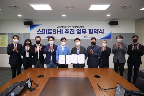 이지은 한국MS 대표(좌측 다섯 번째), 배진한 삼성중공업 경영지원실장∙CFO(좌측 여섯 번째)
