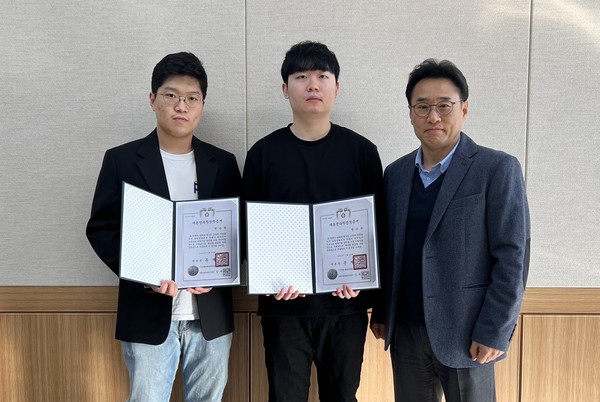 (왼쪽부터) 연세대학교 미래캠퍼스 유지현(4학년), 명수환(3학년) 학생, 최병관 교수