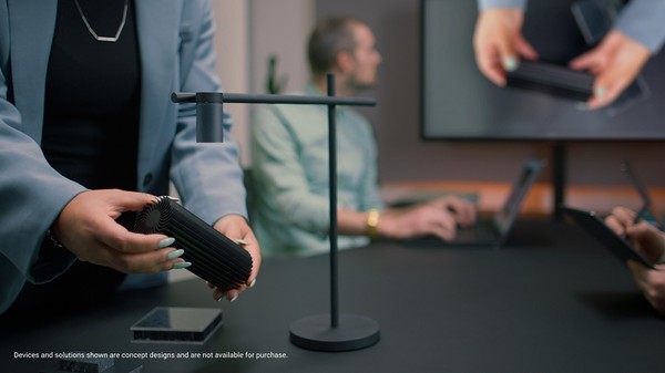 컨셉 파리_이동식 무선 웹캠을 별도 스탠드에 부착해 원하는 사물을 촬영