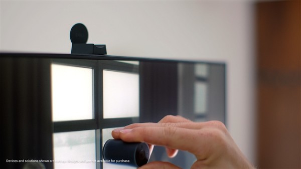 컨셉 파리_화상 회의시 모니터 중앙에 이동식 무선 웹캠을 부착