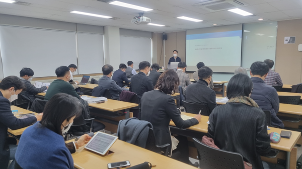 한국정보통신기술사협회는 제1회 전문기술투자자 26명을 배출했다. 한국정보통신기술사협회의에서 전문기술투자자 교육을 하고 있는 모습.