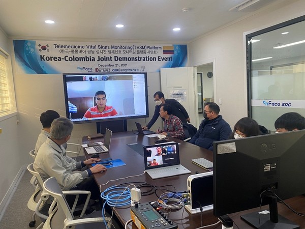 온페이스SDC를 비롯 디트리플, 구미전자정보기술원 관계자들이 콜로비아 심혈관재단병원 관계자들과 원격생체신호 모니터링 플랫폼에 대한 시연회를 하고 있다.