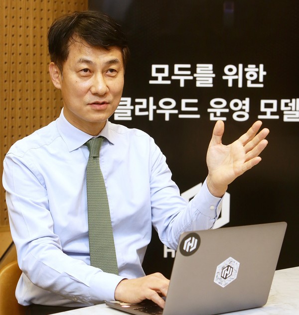  김종덕 하시코프 한국지사장은 “최근 기업들은 벤더 종속을 없애기 위해 복수의 클라우드를 함께 사용하고 있다. 이는 서비스 안정성은 보장되는 반면 관리는 더욱 어려워진다는 것을 의미한다. 하시코프의 솔루션을 적절히 사용한다면 관리의 어려움을 해소할 수 있을 것”이라고 강조했다.