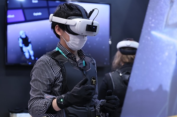 CES 2022 행사에는 수 많은 AR/VR 헤드셋이 선보였다. 메타버스가 새로운 전장으로 급부상하는 모양새다. 사진=CES