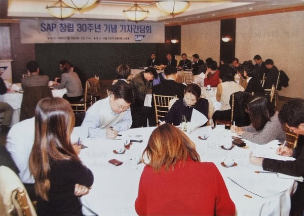SAP코리아는 본사 창립 30주년을 맞아 레스 헤이만 아태지역 회장이 참석한 가운데 기자간담회를 갖고 2002년 사업 전략을 발표했다. (출처: 컴퓨터월드, 2002년 3월호)