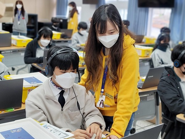 CJ SW창의캠프 오픈이노베이션에 참여하는 학생이 신규 개설된 메타버스 코딩 교육을 받는 모습