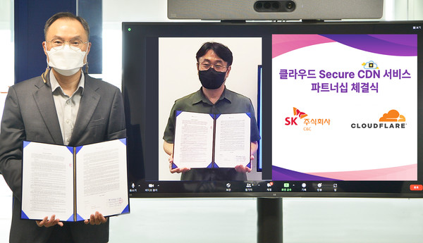 SK(주) C&C 신현석 클라우드 트랜스포메이션 그룹장(왼쪽), 클라우드플레어 한병용 한국대표