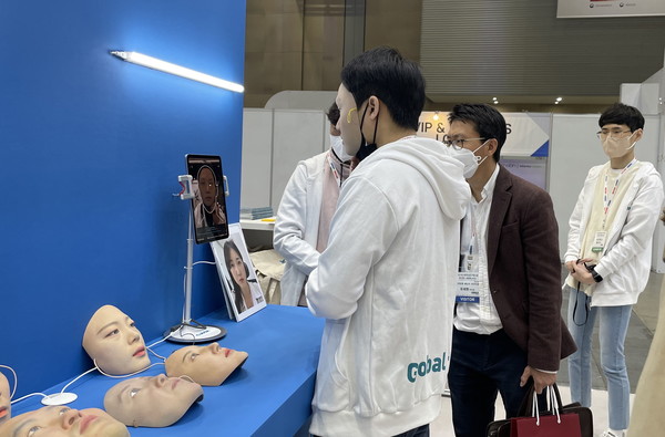 씨유박스관계자가 정밀 3D마스크로 위변조 감지기술을 설명하고 있다.