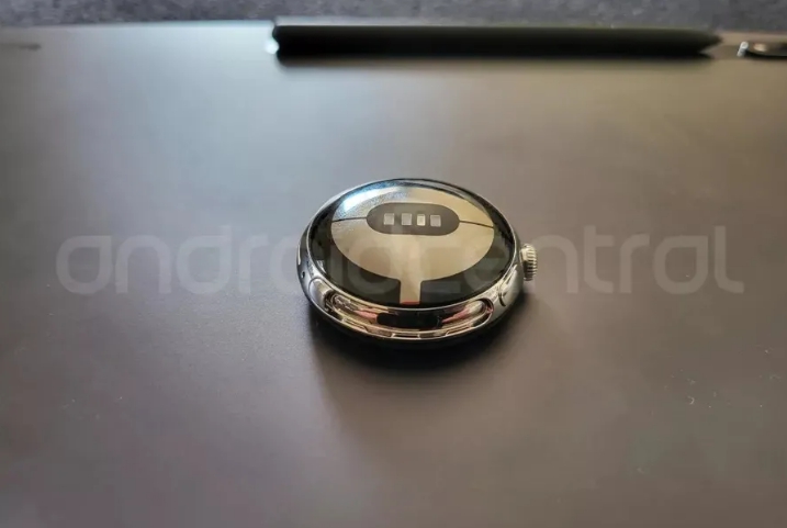 구글의 스마트워치 '픽셀 워치'의 뒷면. 사진=안드로이드 센트럴