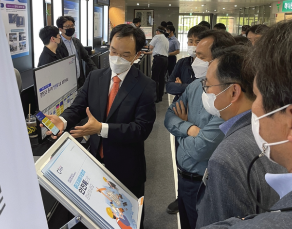 아와소프트는 최근 한국도로공사에서 개최한 ‘2022 스마트 IT 콘퍼런스’에 참가해 ‘안전톡(https://safetytalk.co.kr)’을 선보였다.
