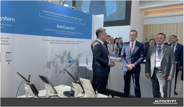 독일, 모로코 교통장관에게  V2X-Air를 설명하는 아우토크립트 이석우 공동창업자(맨좌측)