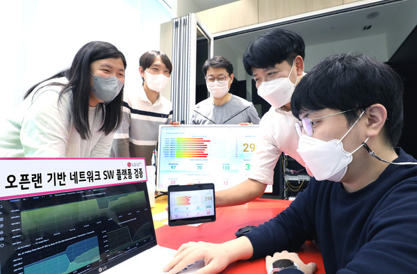 LG유플러스 직원들이 오픈랜 RIC 플랫폼을 통해 어플리케이션을 테스트하고 있는 모습