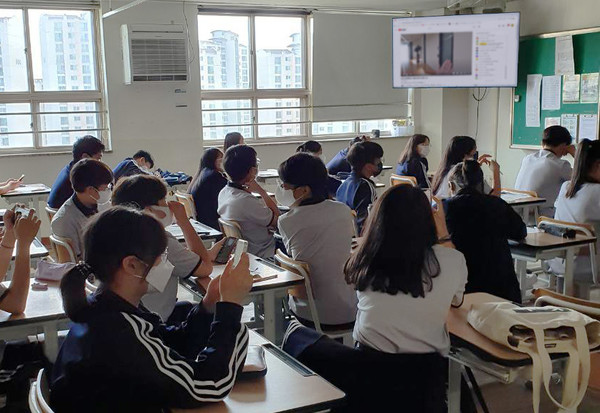 학생들이 교실에서 안랩 온라인 라이브 견학에 참여 중인 모습