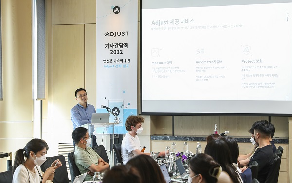 애드저스트 박선우 한국지사장이 애드저스트 제공 서비스에 대해 설명하고 있다. 
