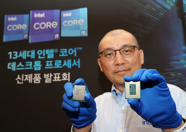 이주석 인텔코리아 부사장이 13세대 인텔 코어 프로세서를 들고 촬영하고 있다.