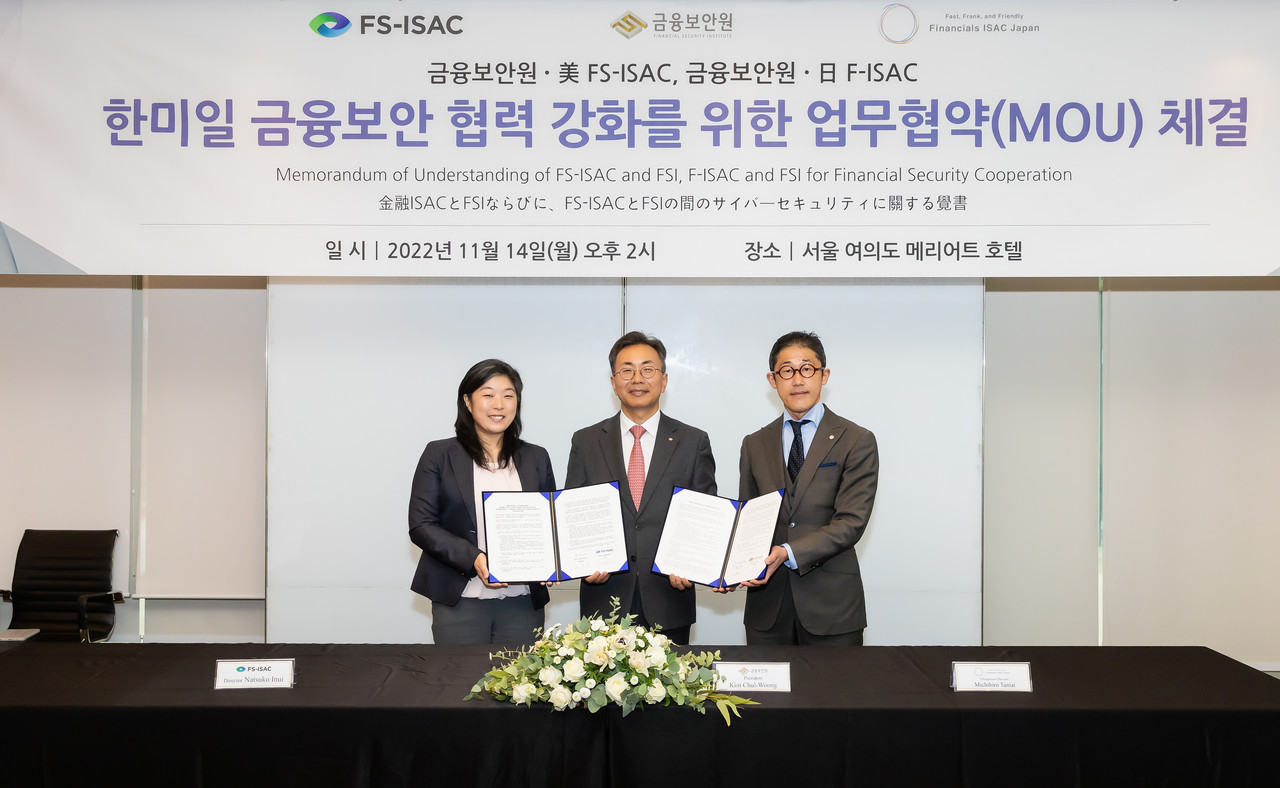 (왼쪽부터) 미국 FS-ISAC 나츠코 이누이(Natsuko Inui) 아시아태평양 지역 담당관 , 금융보안원 김철웅 원장, 일본 F-ISAC 미치히로 타니아이(Michihiro Taniai) 이사장