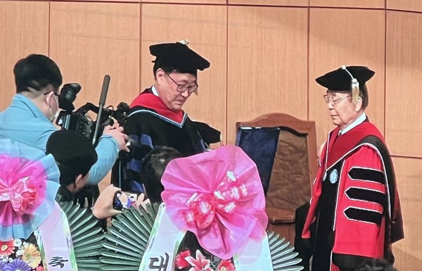 영남신학대학교 권용근 총장이 지난 17일 열린 학위수여식에서 서희그룹 이봉관 회장에게 명예철학박사 학위를 수여하고 있다.
