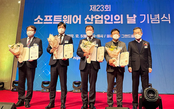 비아이매트릭스가 제23회 2022 소프트웨어 산업인의 날 기념식에서 ‘2022 대한민국 소프트웨어 대상’ 상품상 부문 국무총리상을 수상했다. 왼쪽 세 번째가 배영근 비아이매트릭스 대표.