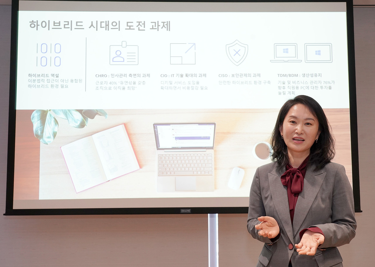 한국마이크로소프트 오성미 모던 워크 비즈니스 총괄 팀장(왼쪽)