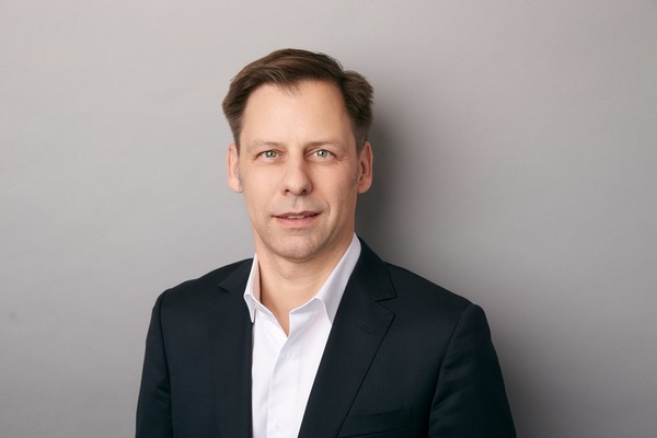 2023년 1월 1일부터 신임 CEO로 활동할 유블럭스 유블럭스 슈테판 지잘라 CEO