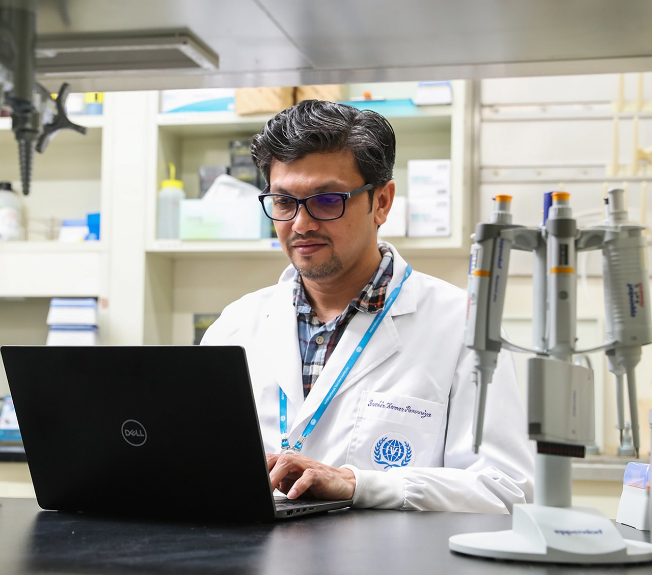 국제백신연구소(IVI) BL1 실험실에서 연구원이 델 테크놀로지스 노트북을 사용하는 모습