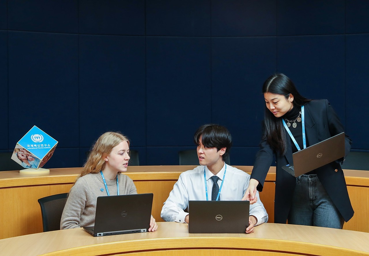 국제백신연구소(IVI) 회의실에서 델 테크놀로지스 노트북을 사용하는 모습