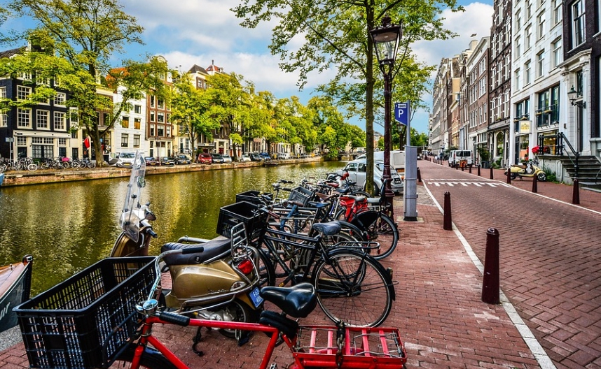 암스테르담에 거리에 거치되어 있는 자전거들. 사진=픽사베이
