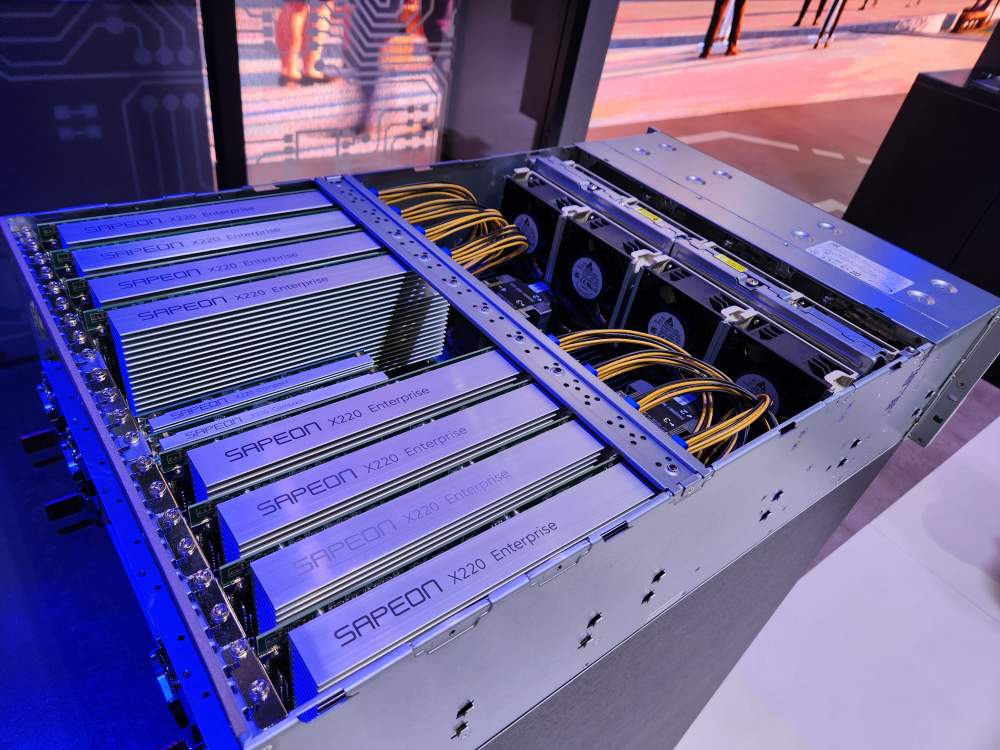 MWC2023 행사에 전시된 사피온 엔터프라이즈 카드가 들어간 슈퍼마이크로 서버