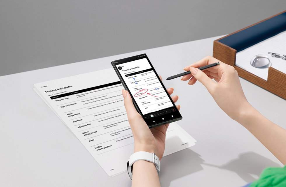 갤럭시 스마트폰으로 웹엑스 화이트보드 기능을 사용하는 모습