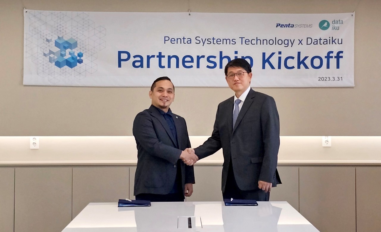 데이터이쿠 APJ 지운 하오 추(Jiunn Hao Choo) 부사장 (왼쪽), 펜타시스템 블루엑스사업부 본부장 조기웅 전무