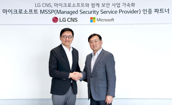 LG CNS 배민 보안·솔루션사업부장(왼쪽), 한국MS 장홍국 글로벌 파트너 솔루션 부문장