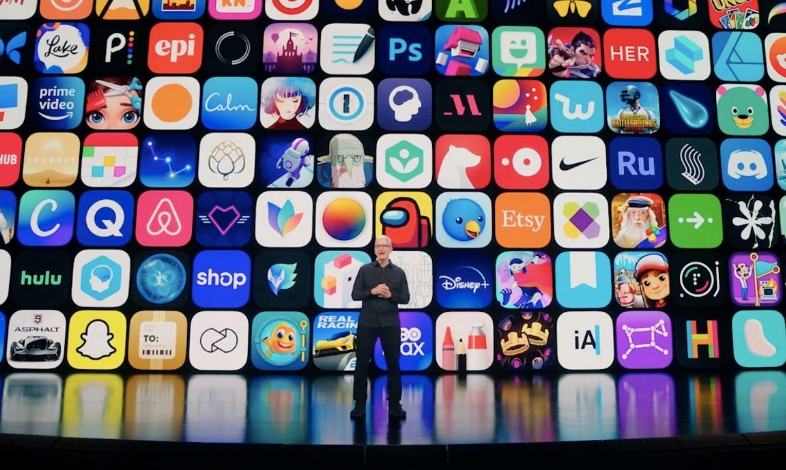 팀 쿡 애플 CEO가 2021년 WWDC에서 개막 연설하고 있다. 사진=애플