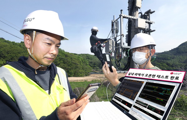 LG유플러스 직원이 옥외에서 오픈랜 장비 연동을 테스트하고 있다.